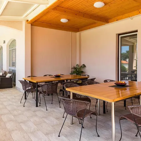 Holiday home 6 Bedroom Awesome In Pula *