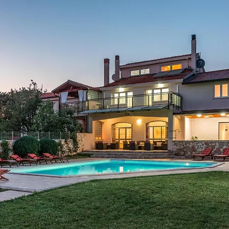 Holiday home 6 Bedroom Awesome In Pula