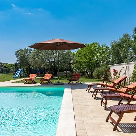 Holiday home 6 Bedroom Awesome In Pula *