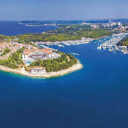 Holiday home 6 Bedroom Awesome In Pula Fondole