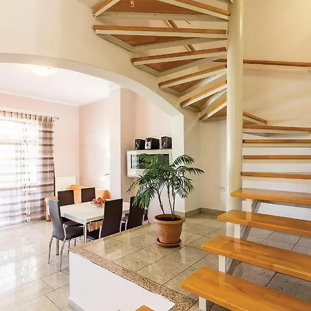 6 Bedroom Awesome In Pula Fondole