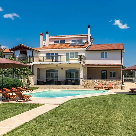 Holiday home 6 Bedroom Awesome In Pula *