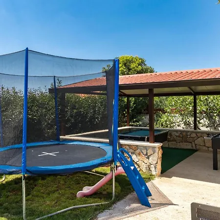 Holiday home 6 Bedroom Awesome In Pula Fondole