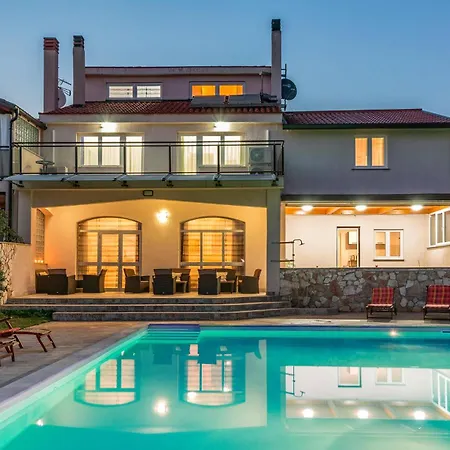 Holiday home 6 Bedroom Awesome In Pula
