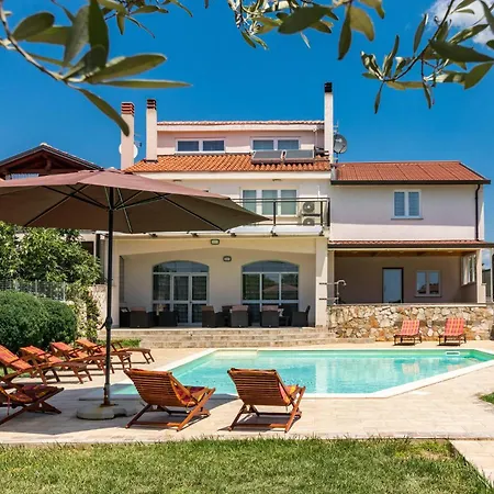 Holiday home 6 Bedroom Awesome In Pula Fondole