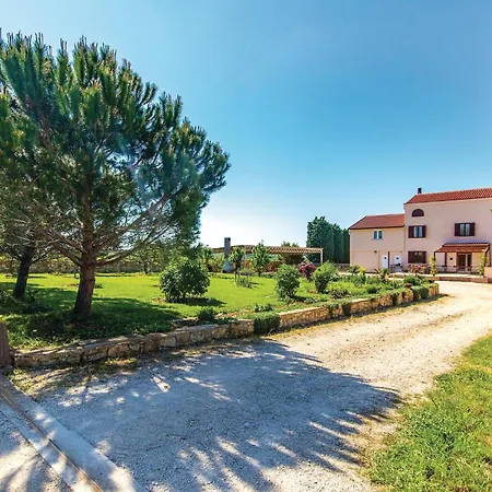 Holiday home 6 Bedroom Awesome In Pula Fondole