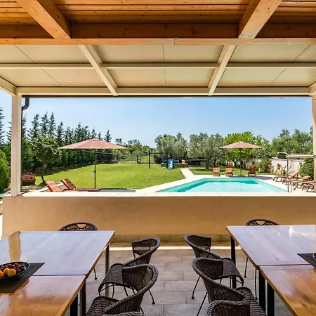 Holiday home 6 Bedroom Awesome In Pula *
