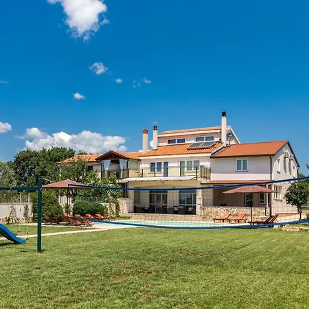 Holiday home 6 Bedroom Awesome In Pula *