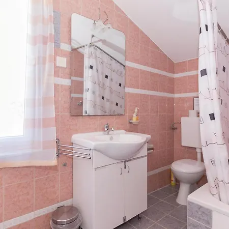 Holiday home 6 Bedroom Awesome In Pula *