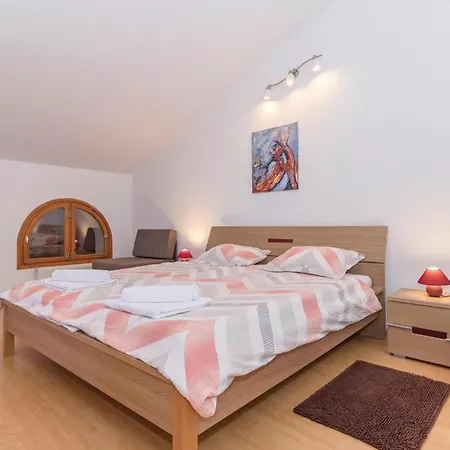 6 Bedroom Awesome In Pula Holiday home Fondole