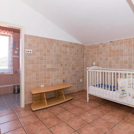 Holiday home 6 Bedroom Awesome In Pula