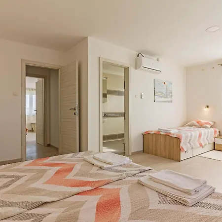 Holiday home 6 Bedroom Awesome In Pula *
