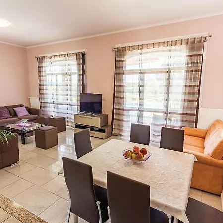 Holiday home 6 Bedroom Awesome In Pula Fondole