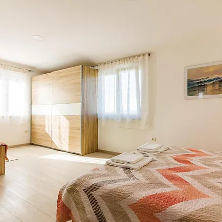Holiday home 6 Bedroom Awesome In Pula