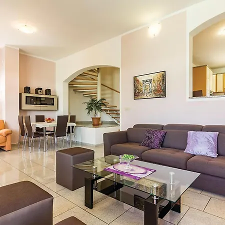 Holiday home 6 Bedroom Awesome In Pula