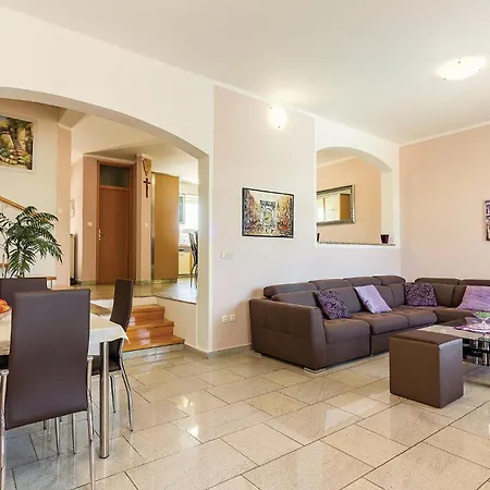Holiday home 6 Bedroom Awesome In Pula Fondole