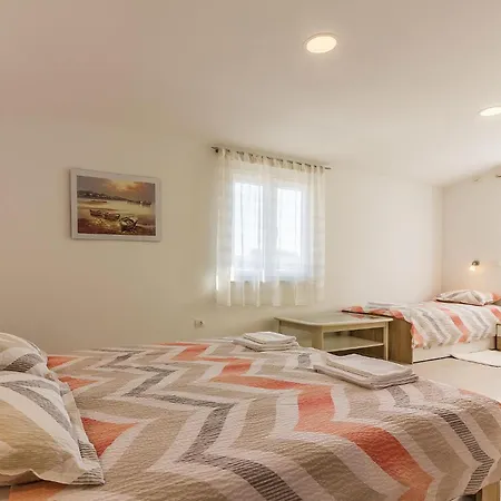 Holiday home 6 Bedroom Awesome In Pula