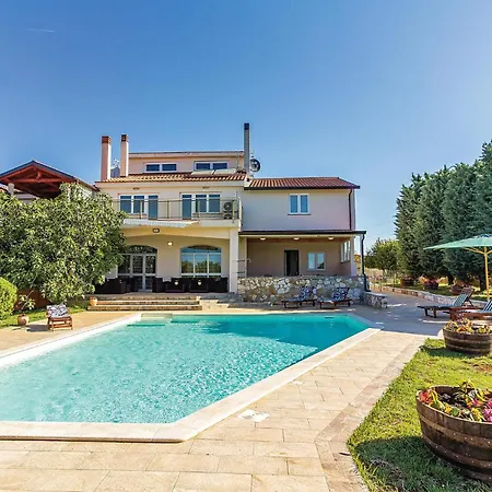 Ferienhaus Stunning In Pula